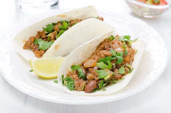 Chili con carne in wheat tortillas on a plate — Stock Photo, Image