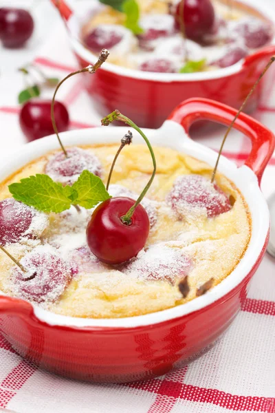 Casserole (clafoutis) with cherry in the ramekin, close-up — Stock Photo, Image