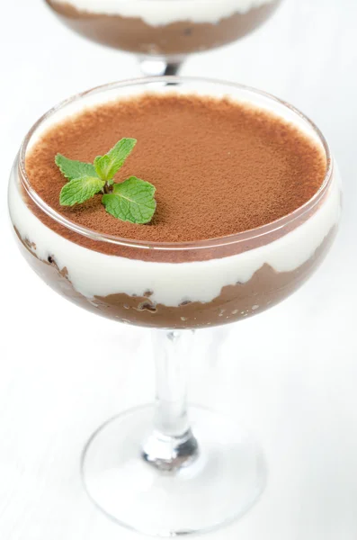 Sobremesa de chocolate com chantilly decorado com hortelã — Fotografia de Stock