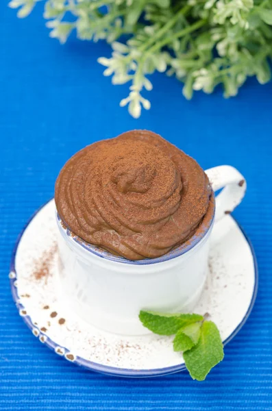 Mousse di cioccolato in una tazza e rametto di menta, vista dall'alto — Foto Stock