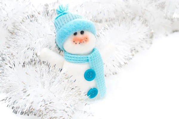 Jul leksak snögubbe och glitter på en vit bakgrund — Stockfoto