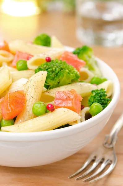 Close-up salad with pasta, salmon, broccoli and green peas — Stock Photo, Image