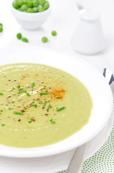 Soğuk çorba ile yoğurt dikey yakın çekim yeşil bezelye — Stok fotoğraf
