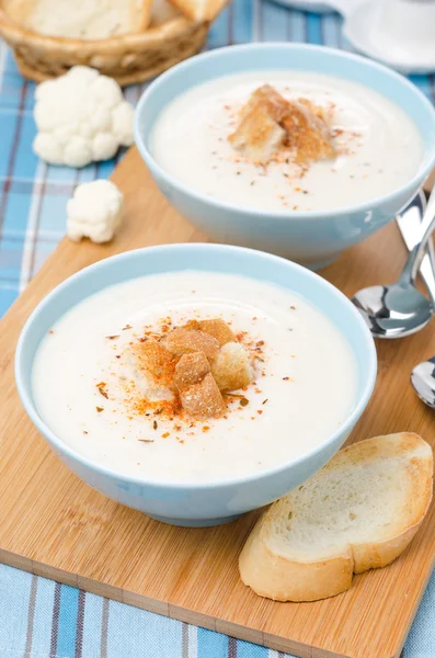 Cold cauliflower soup with cottage cheese and croutons — Stock Photo, Image