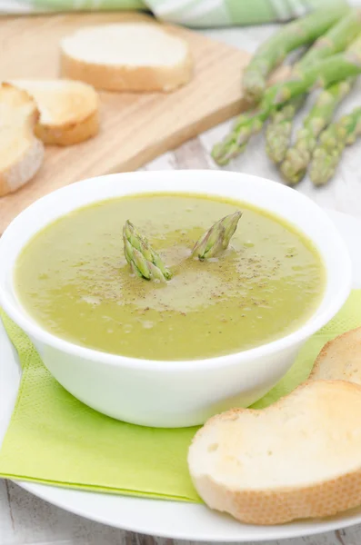 Sup krim asparagus dan kacang polong hijau dengan roti panggang — Stok Foto