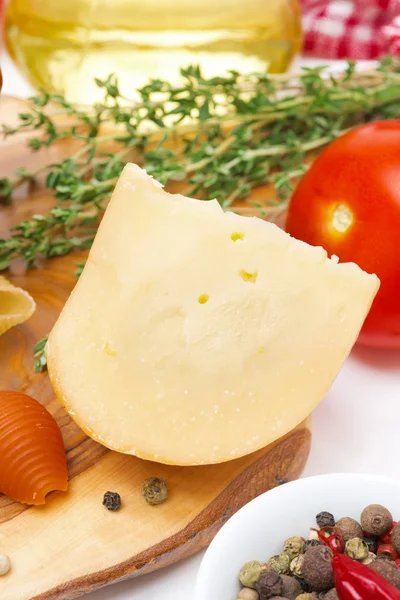 Świeży ser i przyprawy szczegół pionowe — Zdjęcie stockowe