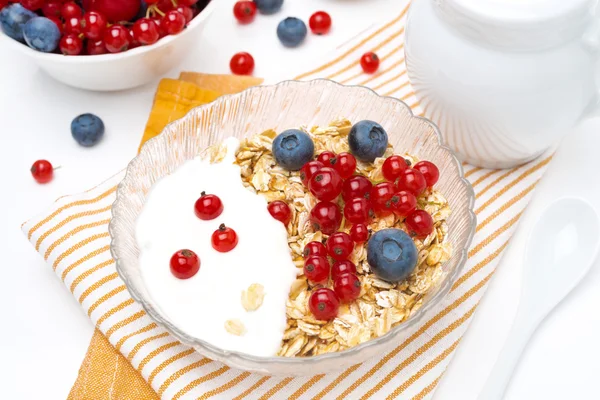 Muesli with berries, yogurt and milk for breakfast — Stock Photo, Image