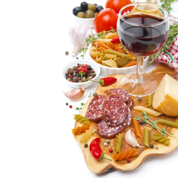 İtalyan gıda - peynir, sosis, makarna, baharat ve izole şarap