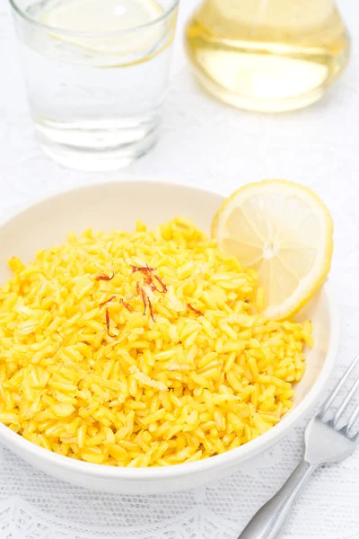 Rýže s citronem a šafrán v misce, vertikální — Stock fotografie