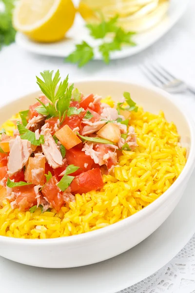 Arroz azafrán con atún, tomates, pimientos y verduras de cerca —  Fotos de Stock