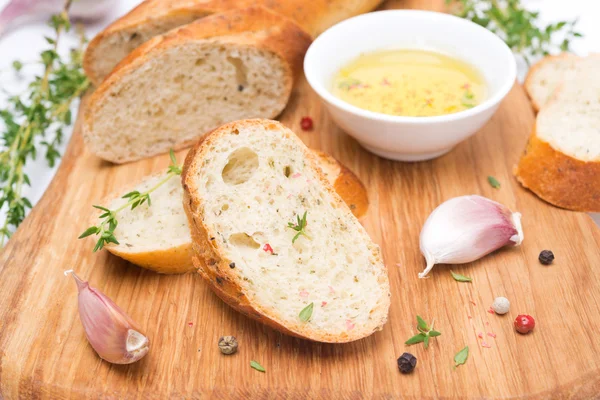 法式面包配香草、 橄榄油、 香料和大蒜 — 图库照片