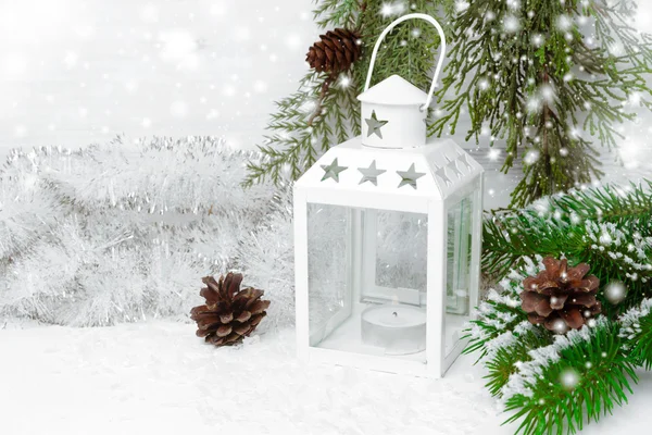 燃烧的灯笼、 云杉树枝与锥体和圣诞金属丝 — 图库照片