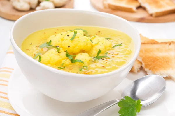 Cauliflower soup with curry and cream, close-up — Stock Photo, Image