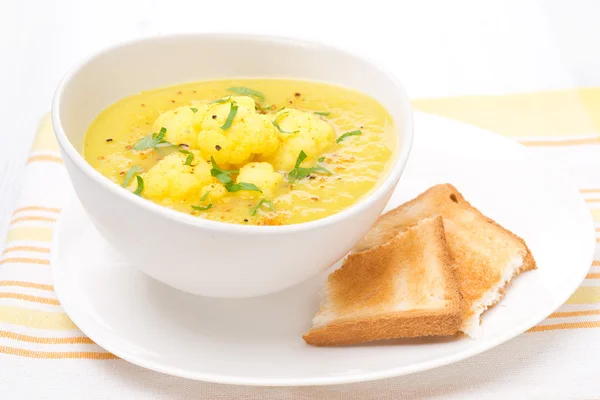Supă de conopidă cu curry și pâine prăjită — Fotografie, imagine de stoc
