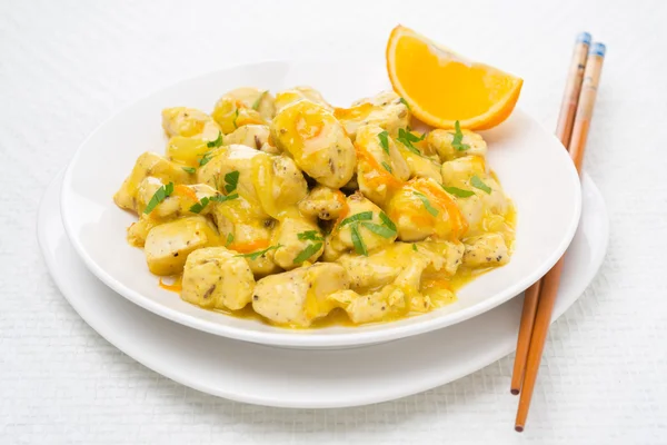 鶏ムネ肉のオレンジ ソースとパセリのソース — ストック写真
