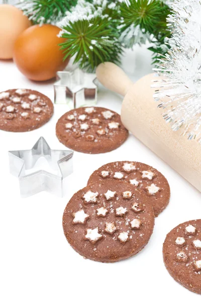 Χριστουγεννιάτικα μπισκότα τσιπ σοκολάτας και τα συστατικά για το ψήσιμο — Stockfoto