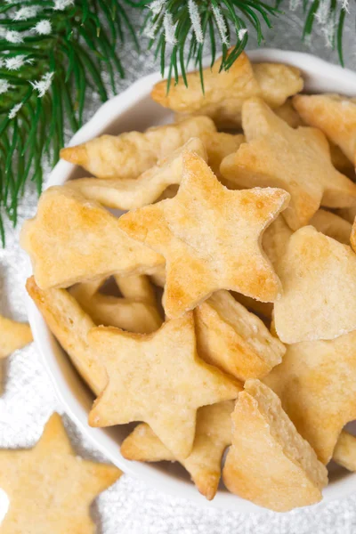 Weihnachtskekse in Form von Sternen in der Schüssel, Ansicht von oben — Stockfoto