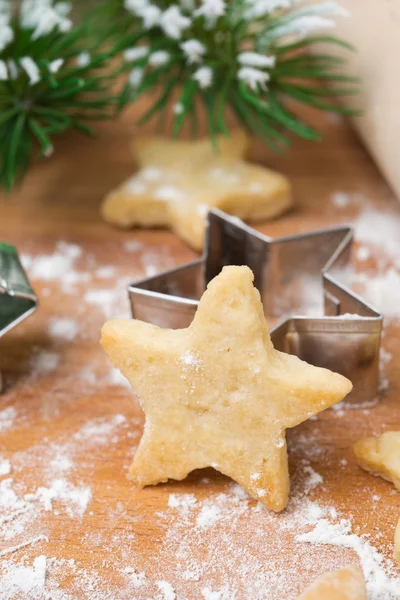 Biscoitos de biscoito de Natal em forma de estrelas — Fotografia de Stock