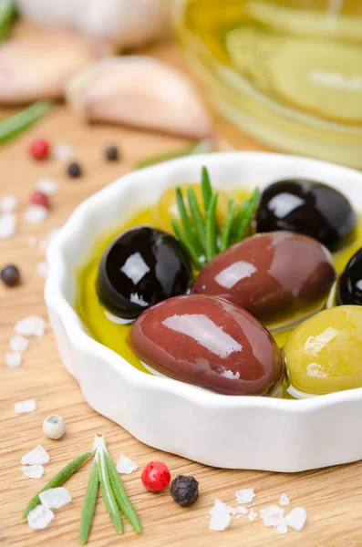 Крупним планом миска з оливками в оливковій олії та спеціях — стокове фото