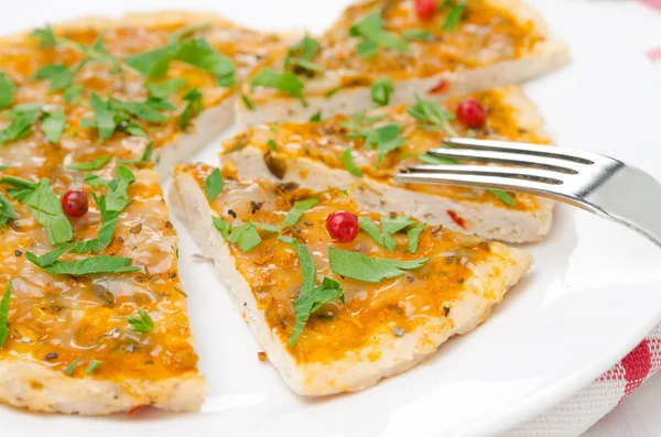 特写的西红柿汁鸡披萨片，奶酪 — 图库照片