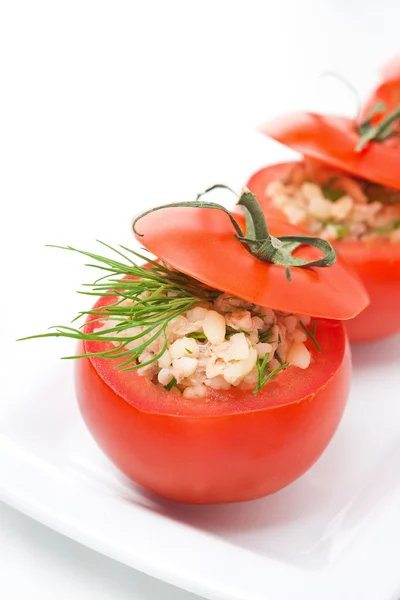 Fresh tomatoes stuffed with tuna salad and bulgur close-up — Stock Photo, Image