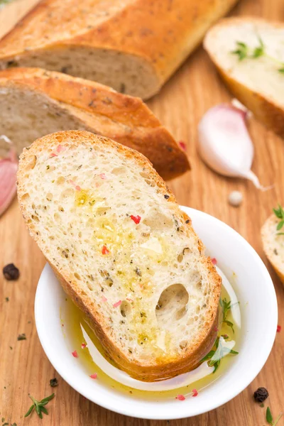 향기로운 올리브 오일, 향신료와 마늘에 버 게 트 빵의 조각 — 스톡 사진