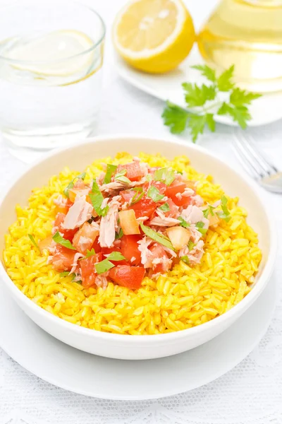 Шафрановый рис с тунцом, помидорами, перцем и травами — стоковое фото