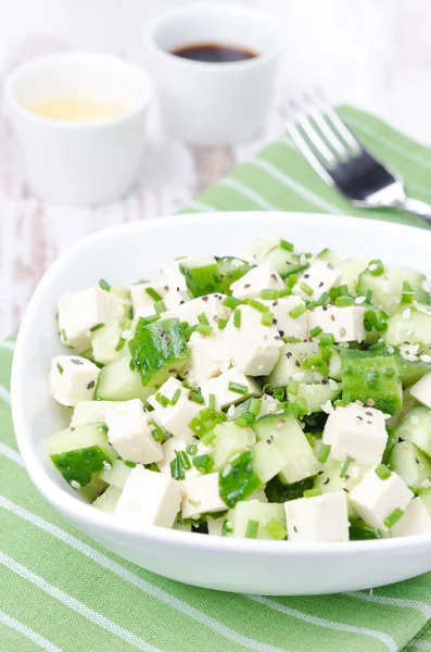 Sallad med gurka, tofu, gräslök och sesam frön, vertikal — Stockfoto