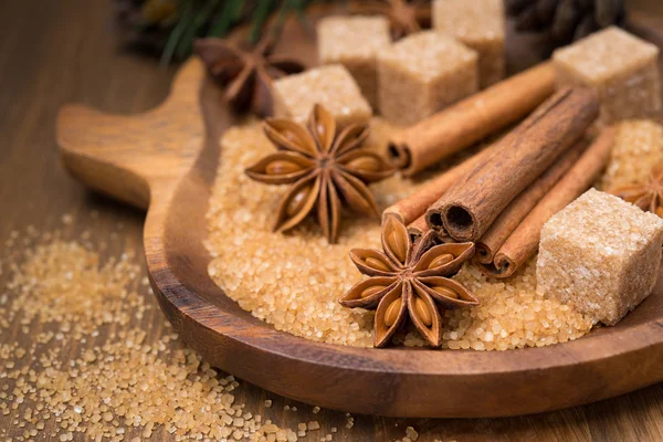 Koření a hnědý cukr v dřevěné misce — Stock fotografie