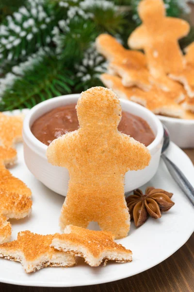 Tostadas en forma de hombrecitos con chocolate y mantequilla de manzana — Foto de Stock