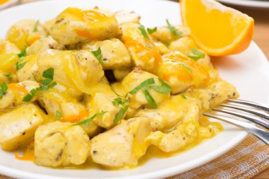 bir tabakta portakal soslu tavuk fileto yakın çekim