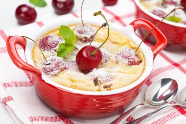 Clafoutis, kırmızı ramekin, kiraz ile yakın çekim