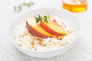 Tatlım, ceviz ve şeftali taze ev yapımı peynir