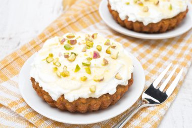 Mini havuç kek mascarpone, kremalı bal süslenmiş.