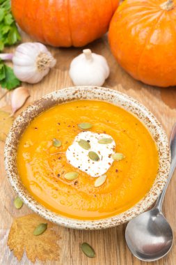 kişniş kabak çorbası Krem üzerinde ahşap masa, üstten görünüm