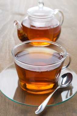 siyah çay ve çaydanlık ahşap arka plan şeffaf bardak