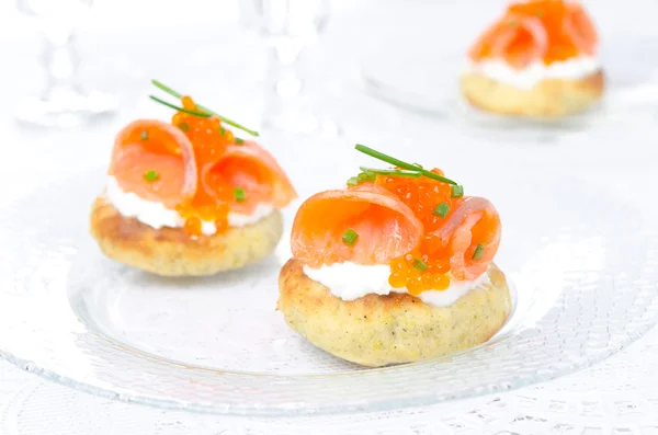 Aperitivo - bollo de patata con salmón salado, caviar rojo — Foto de Stock