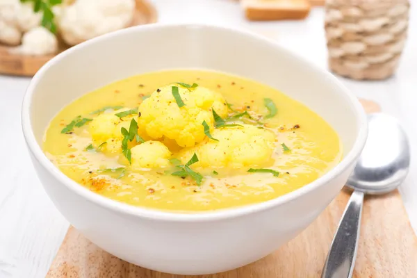 Sopa de coliflor con curry y crema en un tazón —  Fotos de Stock