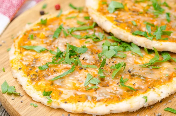Pizza de frango com molho de tomate, queijo e salsa, horizontal — Fotografia de Stock