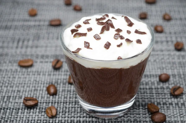 Koffie en chocolade mousse met geranselde room close-up — Stockfoto