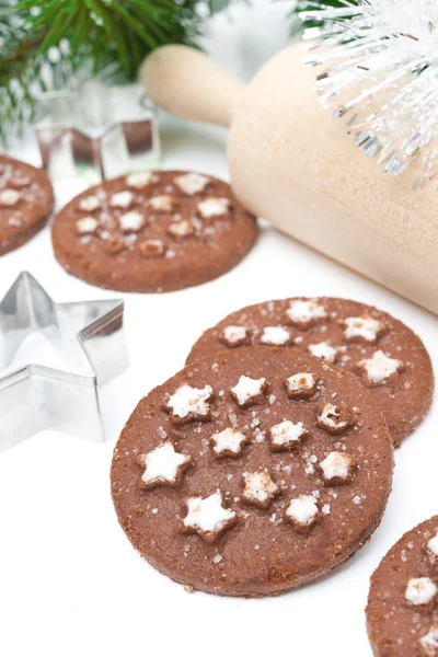 Weihnachtsschokoladenkekse auf weißem Hintergrund, Nahaufnahme — Stockfoto