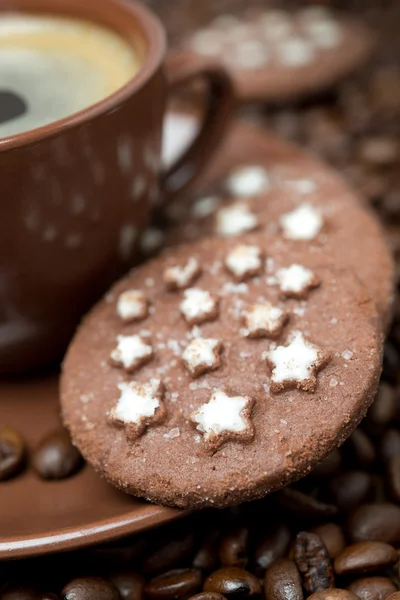 Kopje zwarte koffie en kerstkoekjes — Stockfoto