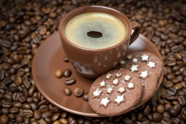 Tazza di caffè nero e biscotti natalizi sui chicchi di caffè — Foto Stock