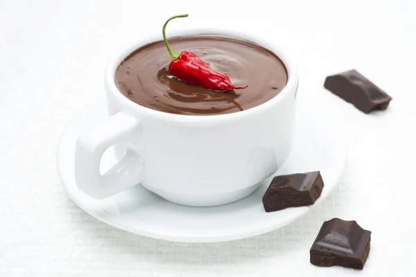 Xícara de chocolate quente com pimenta — Fotografia de Stock