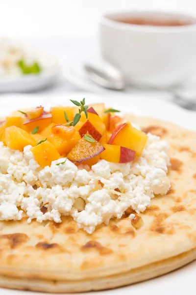 Flat bread with cottage cheese, honey, nuts, fresh peaches — Stock Photo, Image