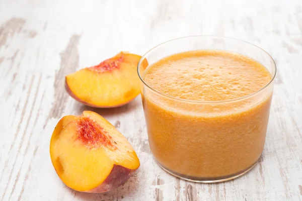 Fresh squeezed peach juice — Stock Photo, Image