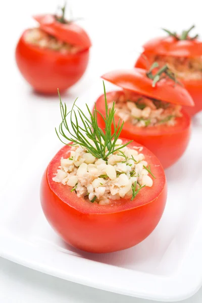 Färska tomater fyllda med tonfisk sallad och bulgur — Stockfoto