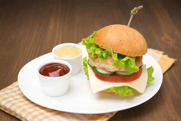 Házi hamburgert, és ketchup és mustár — Stock Fotó