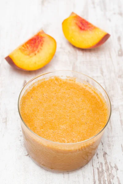 Gelas segar meremas jus persik, pandangan atas — Stok Foto