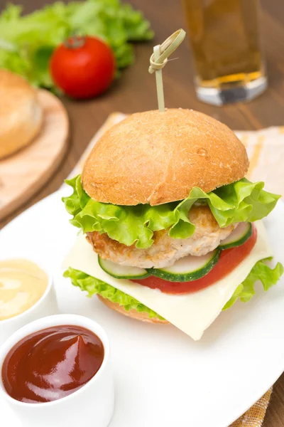 Homemade chicken burger with vegetables, cheese, ketchup, mustard — Stock Photo, Image